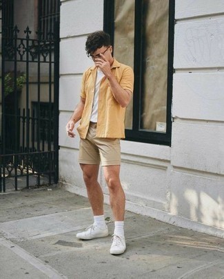 Tobacco Short Sleeve Shirt Outfits For Men: A tobacco short sleeve shirt and tan shorts have become must-have wardrobe styles for most men. Our favorite of a variety of ways to complement this look is with white canvas low top sneakers.