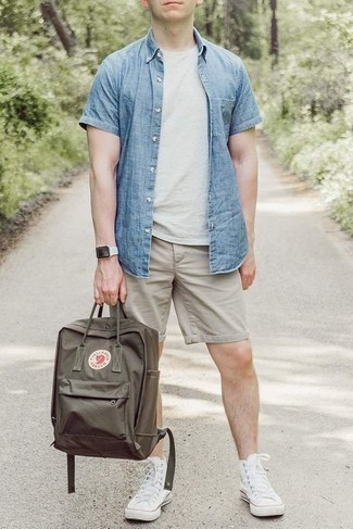 Brown Canvas Backpack Outfits For Men: Marrying a blue chambray short sleeve shirt with a brown canvas backpack is a great pick for a casually cool look. To give this look a more refined finish, why not complete your ensemble with a pair of white canvas high top sneakers?