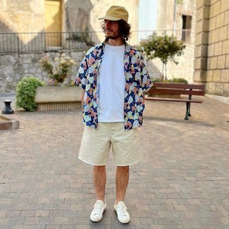 Multi colored Floral Short Sleeve Shirt Outfits For Men: A multi colored floral short sleeve shirt and beige shorts are a nice combination worth having in your daily routine. This look is rounded off perfectly with white canvas low top sneakers.