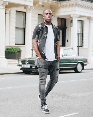 Charcoal Ripped Jeans Outfits For Men: This combination of a black print short sleeve shirt and charcoal ripped jeans combines comfort and practicality and helps you keep it low-key yet current. Take this outfit in a more sophisticated direction by rounding off with a pair of black and white canvas low top sneakers.