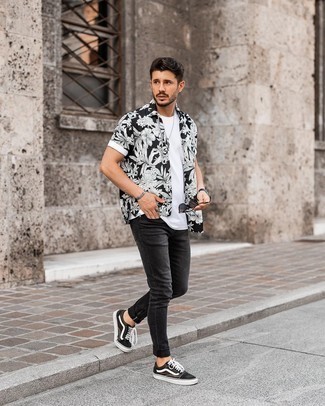 Black Floral Short Sleeve Shirt Outfits For Men: A black floral short sleeve shirt and black skinny jeans are stylish menswear items, without which no casual wardrobe would be complete. For a more refined vibe, why not complement your outfit with dark brown canvas low top sneakers?