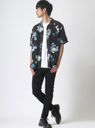 Black No Show Socks Outfits For Men: Go for a black floral short sleeve shirt and black no show socks to achieve an interesting and contemporary ensemble. And if you wish to effortlessly step up this outfit with one piece, why not complete this outfit with a pair of black leather derby shoes?