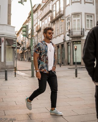 Multi colored Print Short Sleeve Shirt Outfits For Men: Nail the effortlessly stylish look by opting for a multi colored print short sleeve shirt and black skinny jeans. Dial up your whole look by sporting light blue leather low top sneakers.