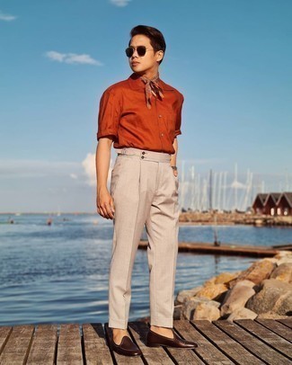 Brown Short Sleeve Shirt Outfits For Men: This pairing of a brown short sleeve shirt and beige dress pants will add sophisticated essence to your ensemble. Feeling inventive today? Dress up this look by rounding off with dark brown leather loafers.