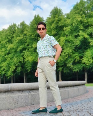 White and Black Print Short Sleeve Shirt Outfits For Men: This semi-casual pairing of a white and black print short sleeve shirt and beige dress pants can take on different forms depending on how it's styled. A pair of dark green suede loafers will polish off your look.