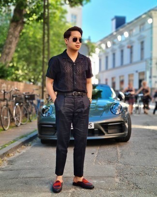 Black Woven Leather Loafers Outfits For Men: Go for something classic yet contemporary in a black short sleeve shirt and black dress pants. If you wish to effortlessly perk up this getup with one single piece, complement this look with a pair of black woven leather loafers.
