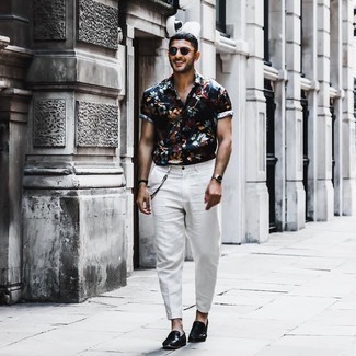 Navy Sunglasses Outfits For Men: A navy floral short sleeve shirt and navy sunglasses are a nice ensemble to keep in your daily outfit choices. You can get a little creative in the footwear department and complement your ensemble with a pair of black leather loafers.