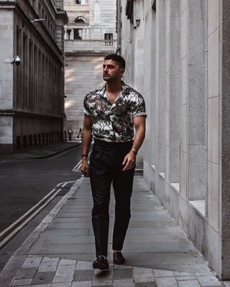 Gold Watch Outfits For Men: A white and black print short sleeve shirt and a gold watch are a great combo to keep in your current styling routine. Hesitant about how to finish your look? Wear a pair of black leather loafers to up the wow factor.
