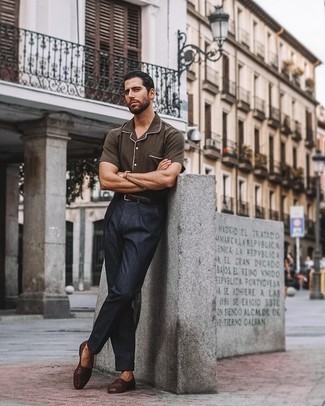 Brown Short Sleeve Shirt Outfits For Men: Marrying a brown short sleeve shirt with navy dress pants is an on-point option for a stylish and classy getup. Dark brown woven leather loafers will easily lift up any outfit.