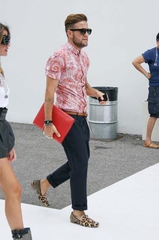 Pink Short Sleeve Shirt Outfits For Men: You'll be amazed at how easy it is for any gentleman to get dressed this way. Just a pink short sleeve shirt married with navy dress pants. A pair of tan leopard slip-on sneakers immediately revs up the street cred of your outfit.