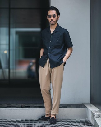 Silver Sunglasses Outfits For Men: Choose a navy short sleeve shirt and silver sunglasses for a modern twist on off-duty getups. Give a more polished twist to an otherwise utilitarian outfit by rounding off with black suede tassel loafers.