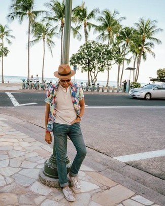 Tan Straw Hat Outfits For Men: If you're hunting for a relaxed but also sharp getup, consider pairing a multi colored floral short sleeve shirt with a tan straw hat. Bring a sleeker twist to your look by finishing off with white canvas low top sneakers.