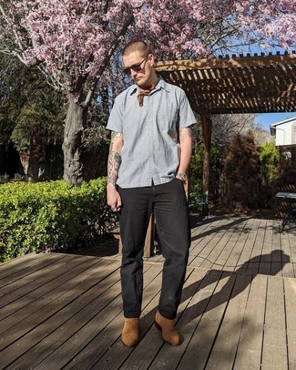 Black Pants with Brown Shoes Outfits For Men: Who said you can't make a fashionable statement with an off-duty getup? That's easy in a grey vertical striped short sleeve shirt and black pants. Want to play it up with shoes? Complete this ensemble with a pair of brown suede chelsea boots.