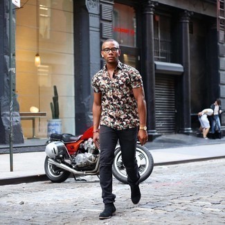 Multi colored Print Short Sleeve Shirt Outfits For Men: For a casual look with a street style spin, try teaming a multi colored print short sleeve shirt with black ripped jeans. And if you wish to easily class up this outfit with a pair of shoes, complement your look with black suede chelsea boots.
