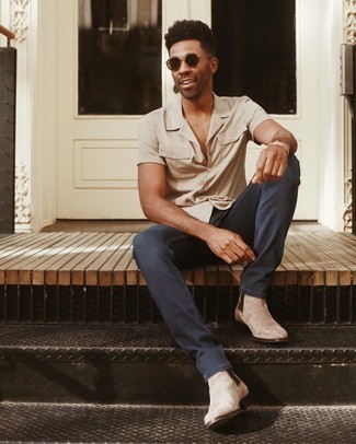 Gold Bracelet Outfits For Men: A beige short sleeve shirt and a gold bracelet worn together are the ideal combination for guys who appreciate relaxed looks. You can go down a classier route with shoes by finishing with a pair of beige suede chelsea boots.