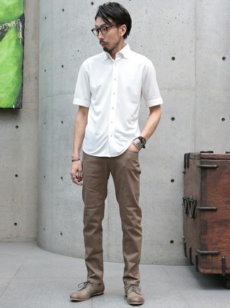 Tobacco Leather Derby Shoes Outfits: A white short sleeve shirt looks so cool and relaxed when worn with brown jeans. Serve a little outfit-mixing magic with a pair of tobacco leather derby shoes.