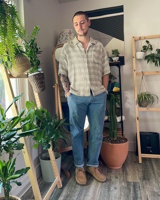 Men's Outfits 2021: Who said you can't make a fashionable statement with a relaxed casual look? That's easy in a grey plaid short sleeve shirt and light blue jeans. To give your ensemble a more elegant touch, why not introduce tan suede desert boots to the equation?