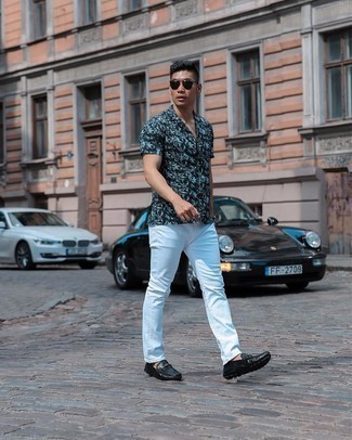 Black Leather Driving Shoes Outfits For Men: A black print short sleeve shirt and white jeans make for the ultimate laid-back outfit for today's man. Introduce black leather driving shoes to the mix and ta-da: this outfit is complete.