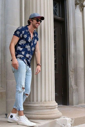 Blue Floral Short Sleeve Shirt Outfits For Men: Choose a blue floral short sleeve shirt and light blue ripped jeans to confidently deal with whatever this day has in store for you. Complement your ensemble with white canvas high top sneakers to pull the whole thing together.