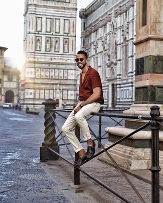 Khaki Jeans Outfits For Men: This casual combo of a burgundy short sleeve shirt and khaki jeans is extremely easy to put together in no time, helping you look dapper and prepared for anything without spending too much time searching through your closet. Why not finish with black leather loafers for a dose of refinement?