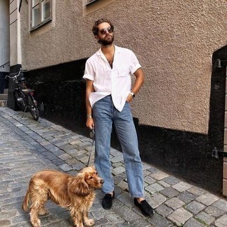 Brown Sunglasses Outfits For Men: If you’re a jeans-and-a-tee kind of guy, you'll like the pared down but cool and casual combo of a white short sleeve shirt and brown sunglasses. Shake up this outfit by finishing off with a pair of black suede loafers.