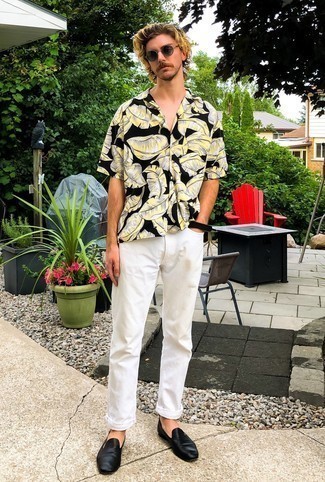 White Jeans Outfits For Men: For an ensemble that provides functionality and dapperness, marry a black print short sleeve shirt with white jeans. Up the style ante of your ensemble with black leather loafers.