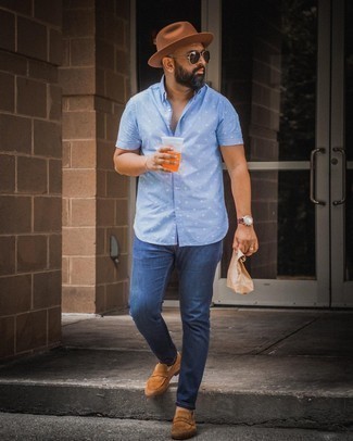 Aquamarine Print Short Sleeve Shirt Outfits For Men: For a look that's very simple but can be flaunted in a ton of different ways, try pairing an aquamarine print short sleeve shirt with navy jeans. Add an elegant twist to an otherwise mostly casual ensemble by rocking brown suede loafers.