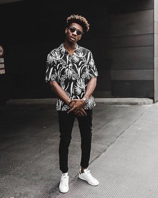 Floral Short Sleeve Shirt Outfits For Men: A floral short sleeve shirt and black jeans paired together are the ideal look for those who appreciate casual and cool ensembles. White leather low top sneakers pull the look together.