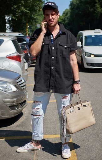 Beige Leather Tote Bag Outfits For Men: This pairing of a black short sleeve shirt and a beige leather tote bag is undeniable proof that a straightforward casual outfit doesn't have to be boring. White canvas low top sneakers are guaranteed to give a sense of refinement to this getup.