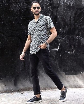 Black Print Short Sleeve Shirt Outfits For Men: Wear a black print short sleeve shirt with black jeans for a laid-back getup with a modernized spin. Black leather low top sneakers tie the look together.
