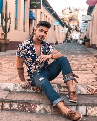 Men's Navy Print Short Sleeve Shirt, Navy Ripped Jeans, Brown Leather Low Top Sneakers, Brown Sunglasses