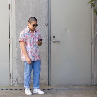 Pink Floral Short Sleeve Shirt Outfits For Men: One of the most popular ways for a man to style a pink floral short sleeve shirt is to combine it with light blue jeans in a relaxed combo. Complement this look with a pair of white and green leather low top sneakers and off you go looking incredible.