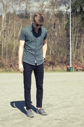 Grey Canvas Low Top Sneakers Outfits For Men: Pairing a dark green print short sleeve shirt with navy jeans is an on-point idea for a casually cool outfit. We adore how a pair of grey canvas low top sneakers makes this outfit complete.