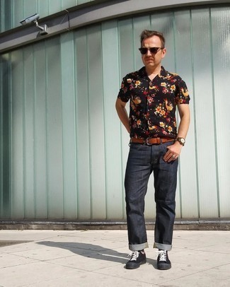 Black Print Short Sleeve Shirt Outfits For Men: Consider wearing a black print short sleeve shirt and charcoal jeans to create a truly sharp and modern-looking laid-back ensemble. Black canvas low top sneakers integrate effortlessly within plenty of combinations.