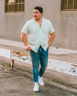 Blue Ripped Jeans Outfits For Men: Such pieces as a mint linen short sleeve shirt and blue ripped jeans are an easy way to infuse some cool into your current off-duty collection. A pair of white canvas low top sneakers easily dials up the classy factor of this outfit.