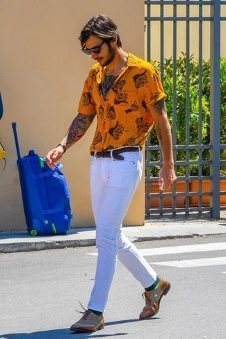 Mustard Print Short Sleeve Shirt Outfits For Men: Go for a pared down but casually stylish getup by wearing a mustard print short sleeve shirt and white jeans. Play down the casualness of your ensemble by sporting tobacco leather oxford shoes.