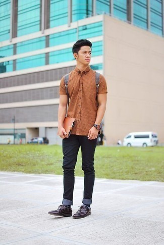 Brown Short Sleeve Shirt Outfits For Men: A brown short sleeve shirt and black jeans are a favorite combo for many fashion-savvy gentlemen. Go ahead and introduce dark purple leather oxford shoes to the mix for an added touch of elegance.