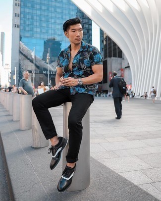 Black Floral Short Sleeve Shirt Outfits For Men: For a casually stylish getup, dress in a black floral short sleeve shirt and black jeans — these two pieces fit nicely together. Introduce a pair of black and white leather oxford shoes to the equation for an instant style boost.