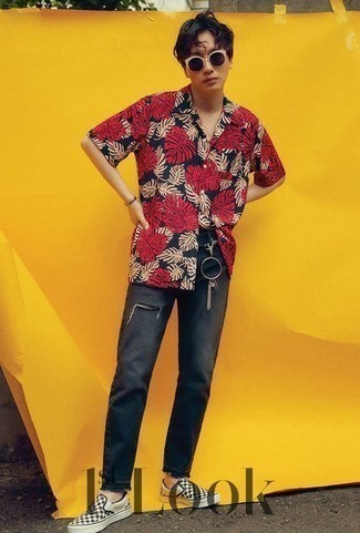 Red and Black Floral Short Sleeve Shirt Outfits For Men: If it's ease and practicality that you love in a look, pair a red and black floral short sleeve shirt with black ripped jeans. For a more polished feel, why not slip into black and white check canvas slip-on sneakers?