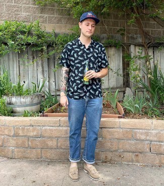 Navy Print Baseball Cap Outfits For Men: Combining a navy print short sleeve shirt with a navy print baseball cap is a great idea for a casual but dapper outfit. Beige suede tassel loafers are guaranteed to give a hint of refinement to this outfit.