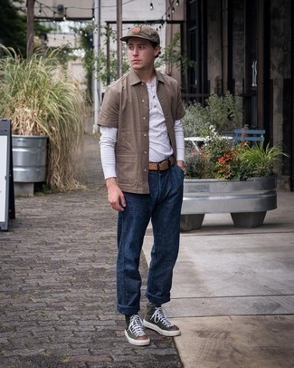 Brown Short Sleeve Shirt Outfits For Men: Demonstrate your prowess in men's fashion in this laid-back pairing of a brown short sleeve shirt and navy chinos. Dark green canvas high top sneakers are an easy way to punch up this outfit.