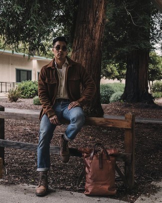 Tobacco Leather Backpack Outfits For Men: A beige short sleeve shirt and a tobacco leather backpack are among the key items in any man's well-edited casual sartorial collection. Brown suede casual boots are the simplest way to breathe a touch of refinement into your look.
