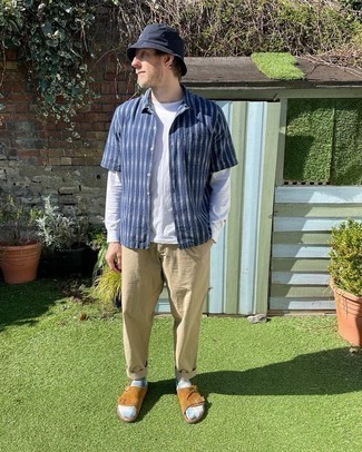 Navy Bucket Hat Outfits For Men: For a casually dapper ensemble, team a navy and white print short sleeve shirt with a navy bucket hat — these items play really well together. Want to break out of the mold? Then why not rock a pair of brown suede sandals?