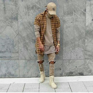 Beige Snow Boots Outfits For Men: Pair a yellow plaid short sleeve shirt with khaki ripped skinny jeans for both dapper and easy-to-achieve getup. Beige snow boots make your getup whole.