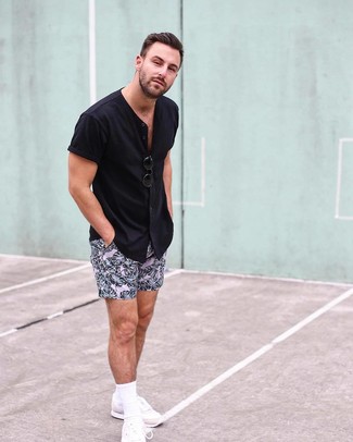 Hot Pink Shorts Outfits For Men: Effortlessly blurring the line between sharp and laid-back, this combination of a black short sleeve shirt and hot pink shorts can easily become your go-to. Here's how to play it down: white athletic shoes.