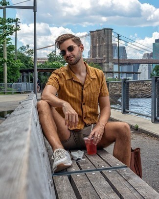 Men's Tobacco Vertical Striped Short Sleeve Shirt, Brown Linen Shorts, Grey Athletic Shoes, Brown Leather Backpack