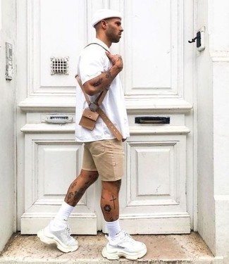 Tan Denim Shorts Outfits For Men: A white short sleeve shirt and tan denim shorts have become indispensable closet pieces for most gentlemen. White athletic shoes will give a dose of stylish nonchalance to an otherwise mostly classic outfit.