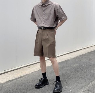 Tobacco Shorts Outfits For Men: A grey short sleeve shirt and tobacco shorts are an easy way to introduce effortless cool into your current styling repertoire. You know how to bring a sense of refinement to this look: black chunky leather derby shoes.