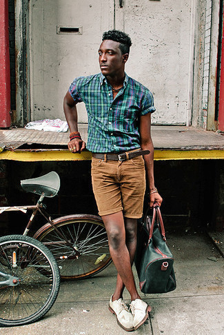 Tan Denim Shorts Outfits For Men: A multi colored plaid short sleeve shirt and tan denim shorts are an easy way to introduce some cool into your off-duty styling repertoire. Rounding off with a pair of white canvas derby shoes is a guaranteed way to bring a touch of class to this outfit.