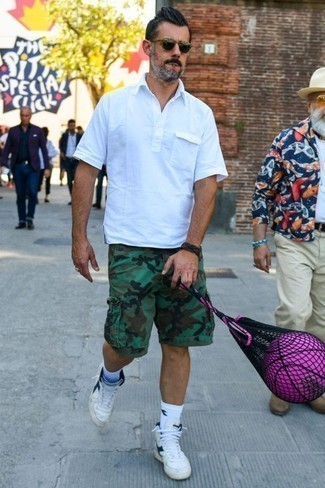Dark Green Camouflage Shorts Outfits For Men: This combo of a white short sleeve shirt and dark green camouflage shorts is super easy to pull together and so comfortable to wear as well! White canvas high top sneakers will give a more laid-back vibe to an otherwise standard outfit.